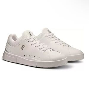 On Running -The Roger women’s 9.5 white tennis shoe.